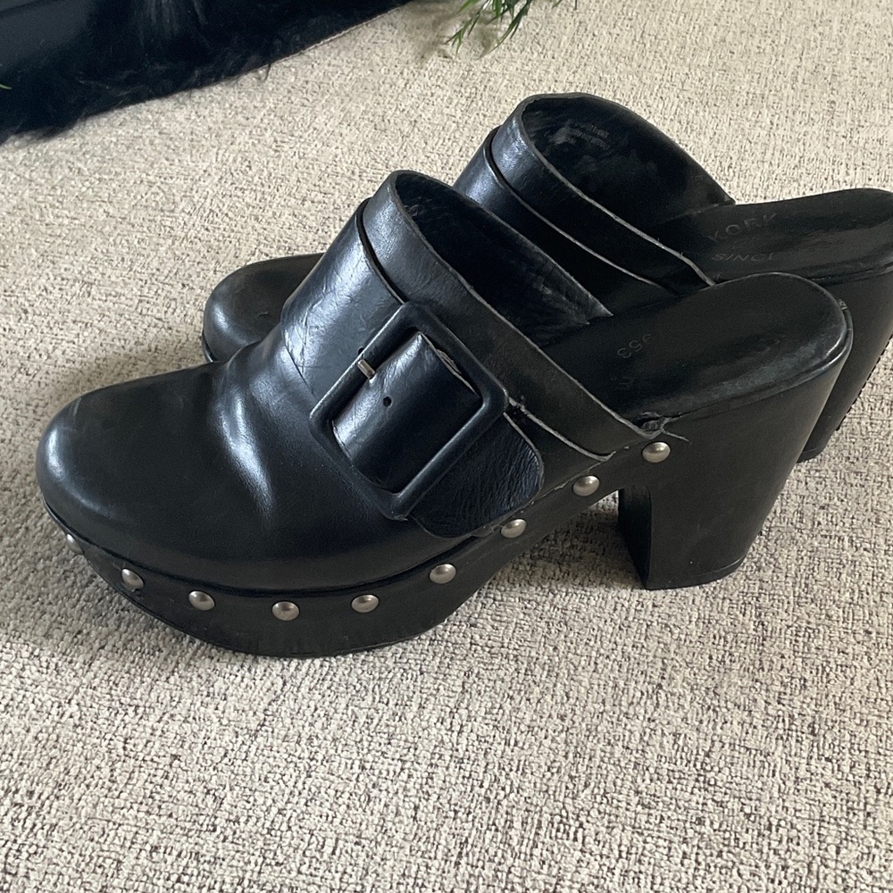 Kork-Ease Women's Black Leather Clogs - Picture 5 of 6